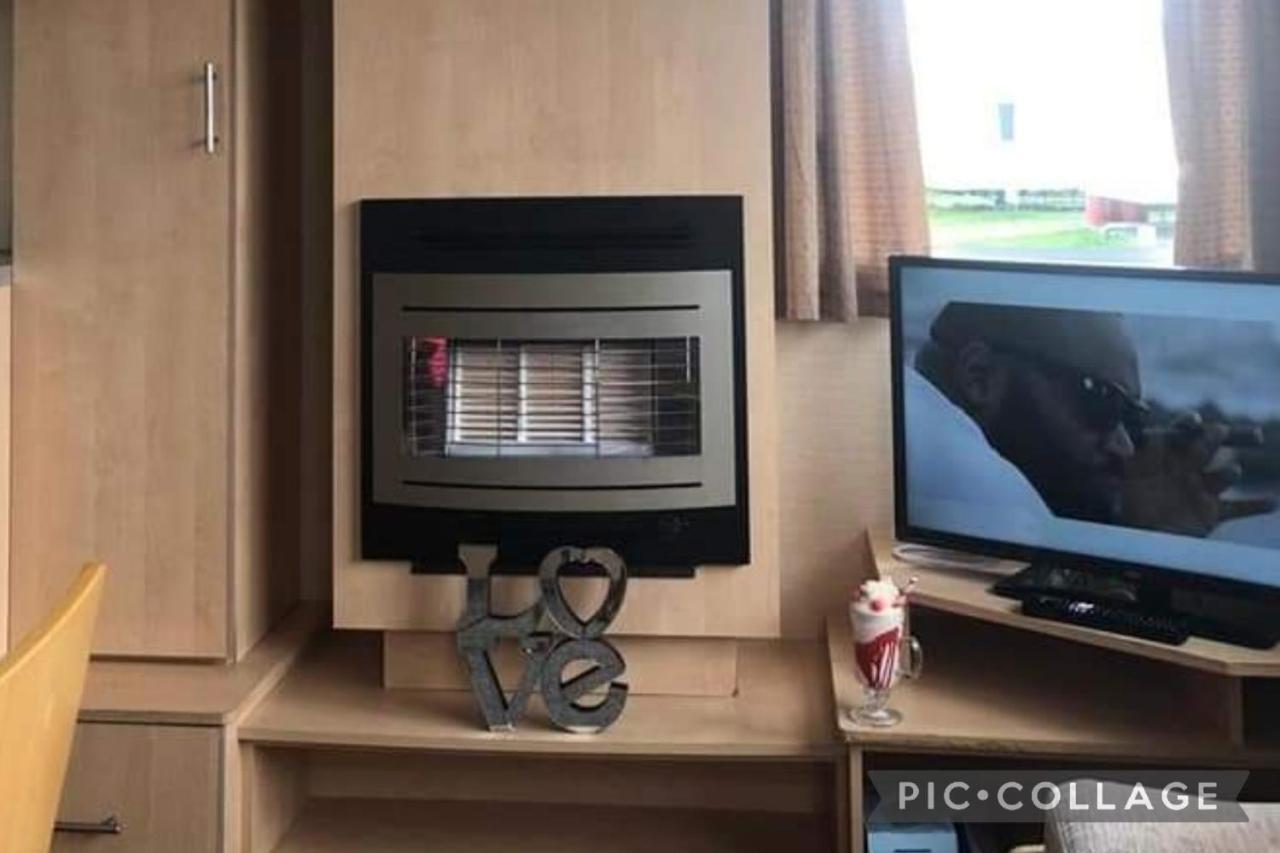 Adorable 2 Bedroom Caravan In Clacton-On-Sea Exterior foto